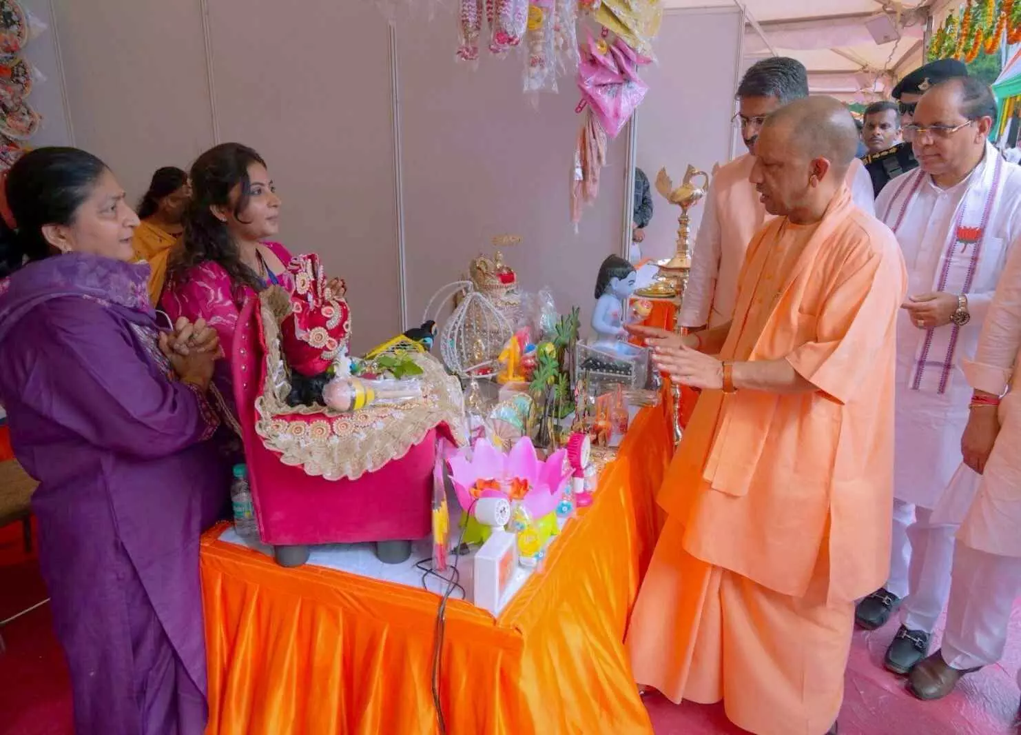 PDA पाठशाला पर योगी ने साधा निशाना,कहा विद्यालयों को राजनीतिक गतिविधि का केंद्र बनाना चाहती है सपा PDA पाठशाला पर योगी ने साधा निशाना,कहा विद्यालयों को राजनीतिक गतिविधि का केंद्र बनाना चाहती है सपा