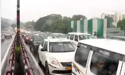 भारी बारिश, जलभराव और सड़कों पर भीषण जाम से रेंगने लगी दिल्ली, ट्रैफिक पुलिस कहां है?