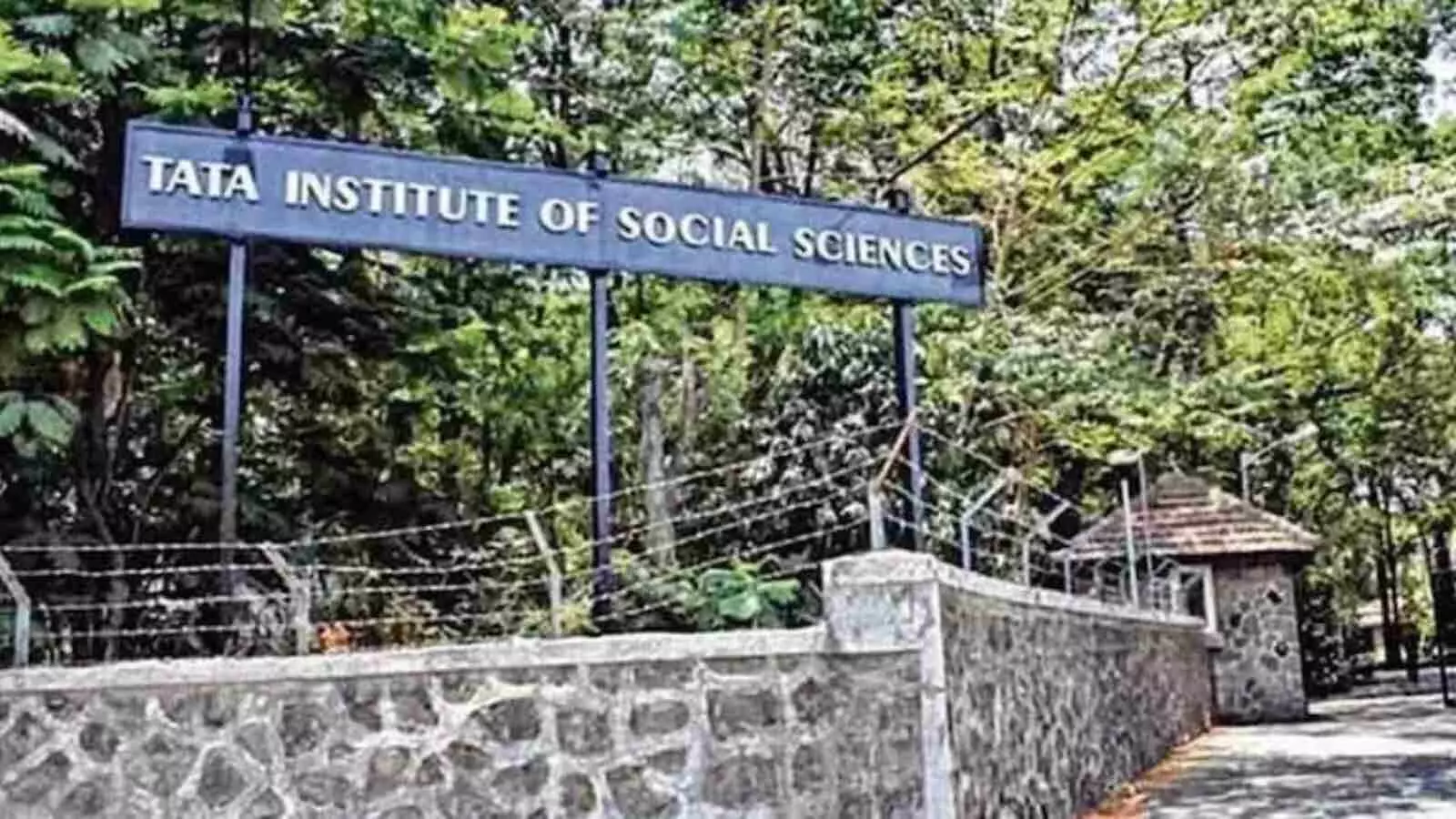 TISS के नए VC की नियुक्ति पर उठे सवाल, आरक्षण नियमों के उल्लंघन का आरोप TISS के नए VC की नियुक्ति पर उठे सवाल, आरक्षण नियमों के उल्लंघन का आरोप