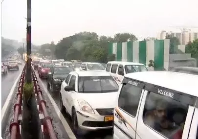 भारी बारिश, जलभराव और सड़कों पर भीषण जाम से रेंगने लगी दिल्ली, ट्रैफिक पुलिस कहां है? भारी बारिश, जलभराव और सड़कों पर भीषण जाम से रेंगने लगी दिल्ली, ट्रैफिक पुलिस कहां है?