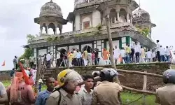 यूपी के फतेहपुर में हिंदूवादी संगठनों का बवाल, भीड़ ने मकबरे में की तोड़फोड़, मंदिर की जमीन होने का दावा