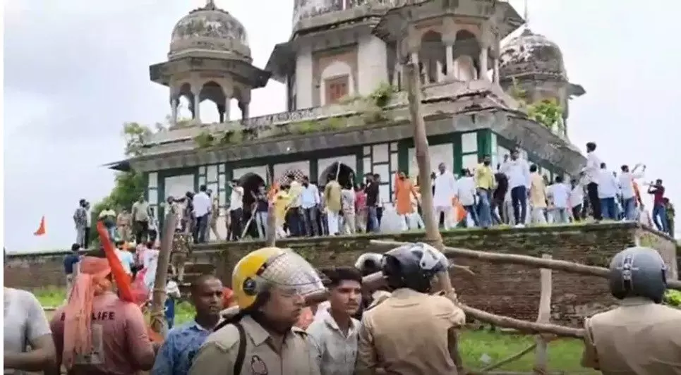 यूपी के फतेहपुर में हिंदूवादी संगठनों का बवाल, भीड़ ने मकबरे में की तोड़फोड़, मंदिर की जमीन होने का दावा यूपी के फतेहपुर में हिंदूवादी संगठनों का बवाल, भीड़ ने मकबरे में की तोड़फोड़, मंदिर की जमीन होने का दावा