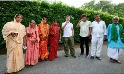 मृत वोटरों के साथ राहुल गांधी की चाय पार्टी, चुनाव आयोग को कहा ‘अनोखा अनुभव’ देने के लिए धन्यवाद