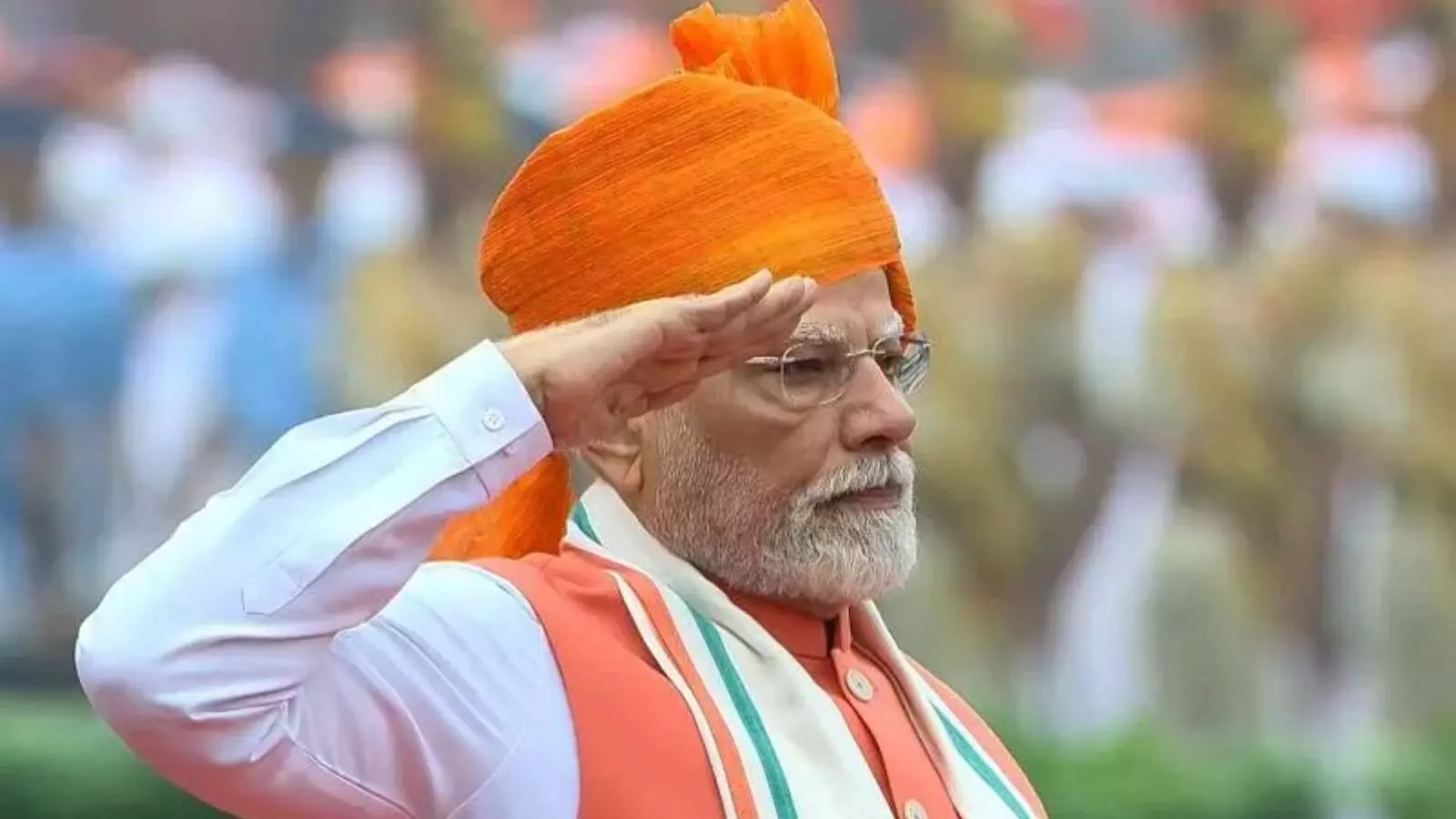 प्रधानमंत्री मोदी ने फेहराया तिरंगा, आसमान में लहराया ऑपरेशन सिन्दूर का झंडा