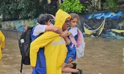 मुंबई में लगातार तीसरे दिन भारी बारिश, मुंबई और आसपास के जिलों के लिए रेड अलर्ट