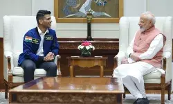 पीएम मोदी से मिले अंतरिक्ष यात्री शुभांशु शुक्ला, पीएम को भेंट किया Axiom-4 मिशन का पैच