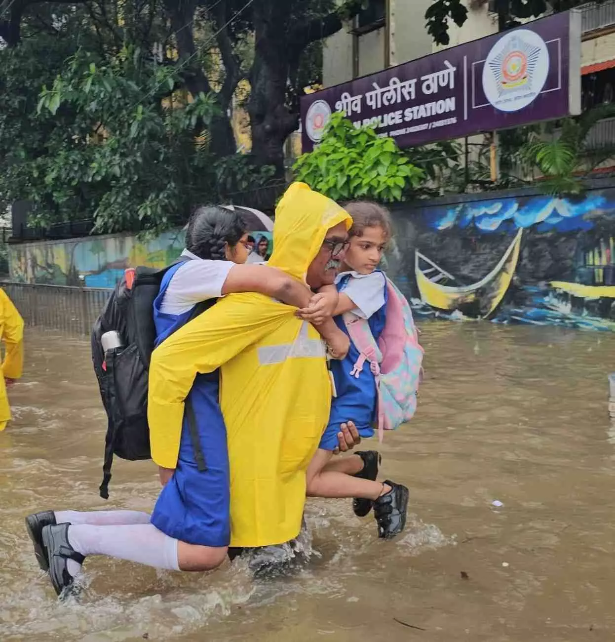 मुंबई में लगातार तीसरे दिन भारी बारिश, मुंबई और आसपास के जिलों के लिए रेड अलर्ट