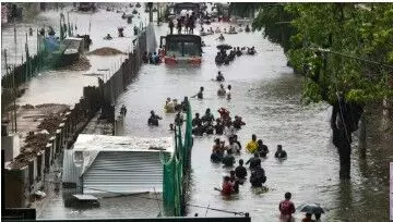 मुंबई पर अगले 48 घंटे भारी हैं, अलर्ट जारी, भारी बारिश से फंसी मोनो रेल