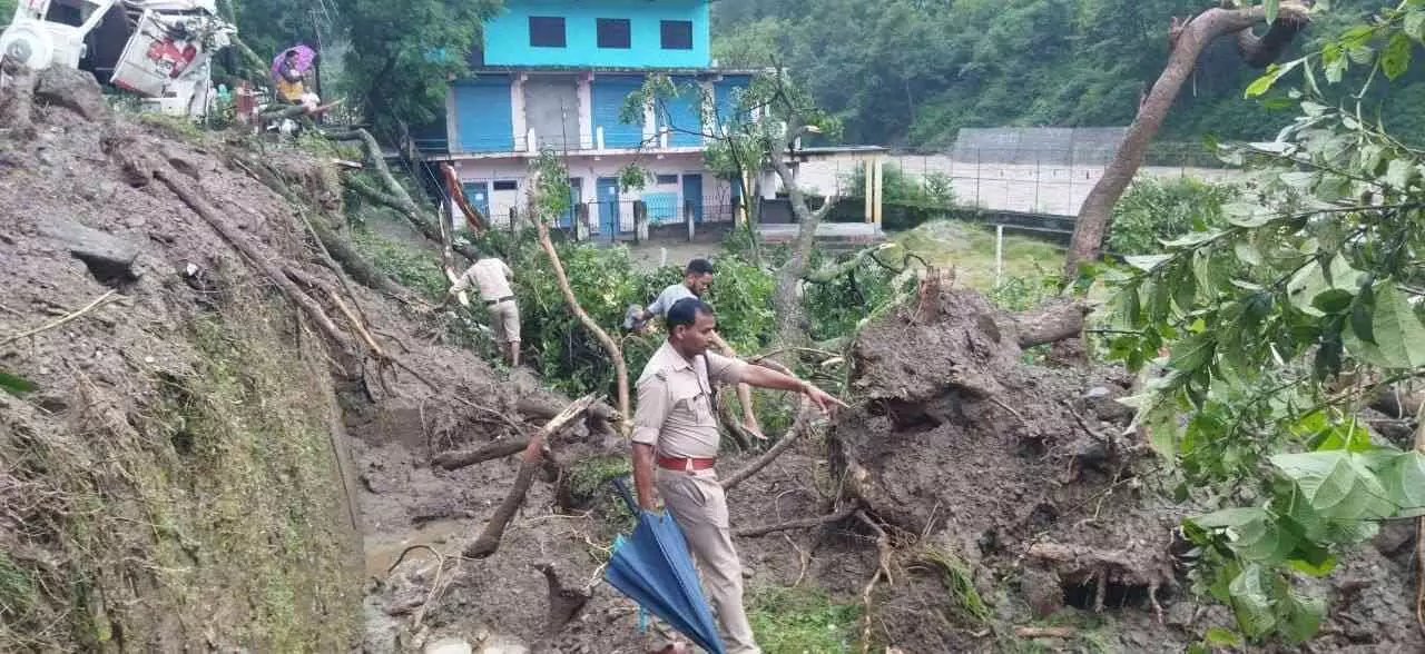 उत्तराखण्ड में अब चमोली के थराली में बादल फटा, घरों में घुसा मलबा, कई गाड़ियां भी दबीं उत्तराखण्ड में अब चमोली के थराली में बादल फटा, घरों में घुसा मलबा, कई गाड़ियां भी दबीं