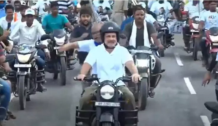 वोटर अधिकार यात्रा : पूर्णिया में बुलेट पर निकले राहुल गांधी और तेजस्वी यादव वोटर अधिकार यात्रा : पूर्णिया में बुलेट पर निकले राहुल गांधी और तेजस्वी यादव