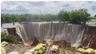 राजस्थान में बारिश का कहर: सवाई माधोपुर में बांध के उफान से बना गड्ढा; गाँव डूबे, सड़कें बही, लोग छतों पर फंसे राजस्थान में बारिश का कहर: सवाई माधोपुर में बांध के उफान से बना गड्ढा; गाँव डूबे, सड़कें बही, लोग छतों पर फंसे