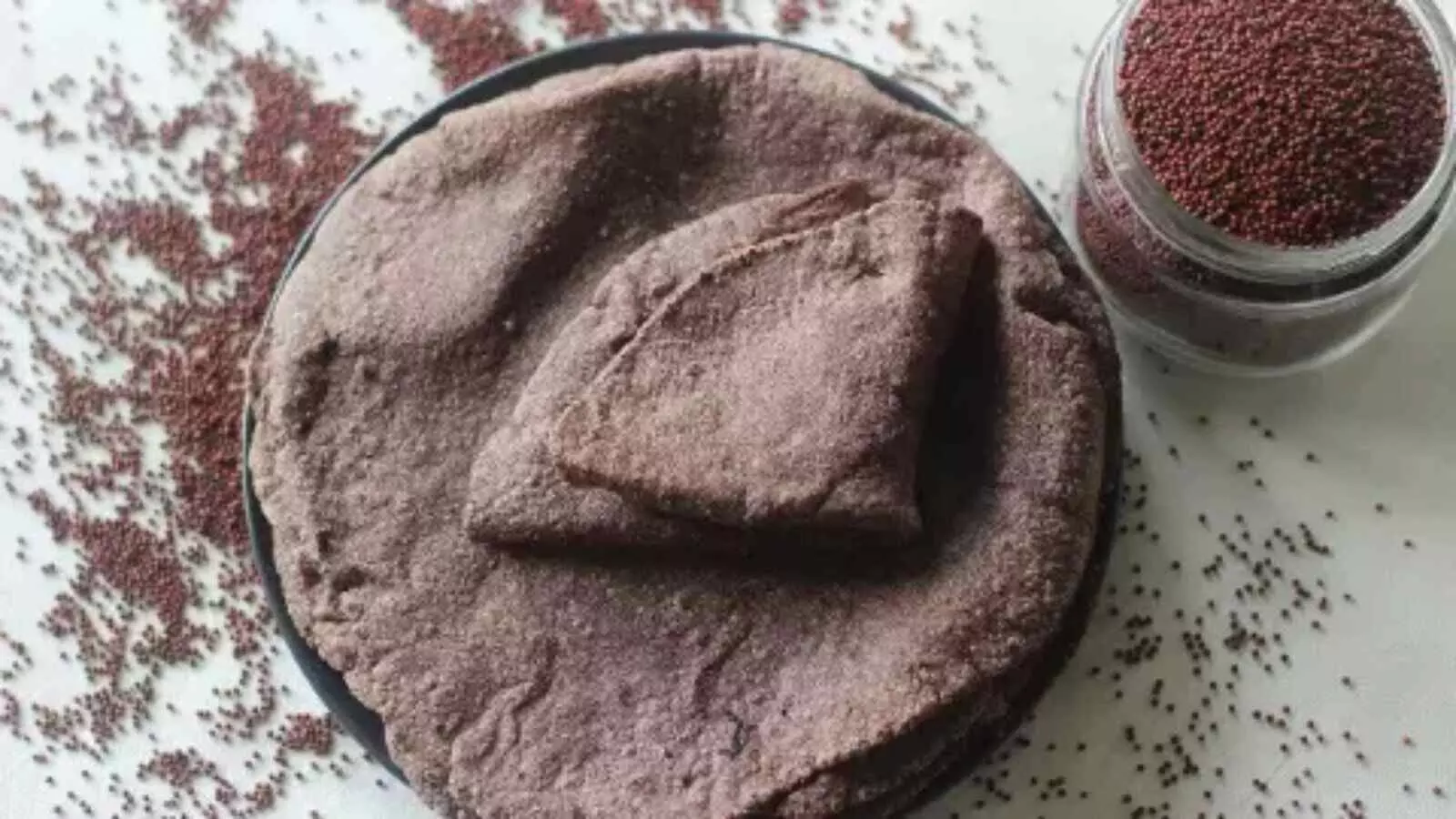 गांव की थाली से शहर की डाइनिंग तक: कैसे रागी-ज्वार की रोटियां बनीं हेल्दी सुपरफूड गांव की थाली से शहर की डाइनिंग तक: कैसे रागी-ज्वार की रोटियां बनीं हेल्दी सुपरफूड