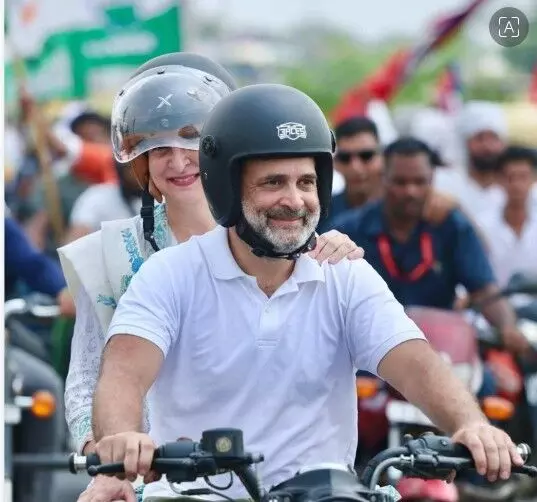 वोटर अधिकार यात्रा : राहुल ने प्रियंका को कराई बाइक की सवारी, रैली में बोले-बीजेपी और चुनाव आयोग की पोल खुली
