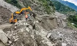 हिमाचल प्रदेश में मानसून का कहर: अब तक 320 की मौत, 819 सड़कें बंद, ज़रूरी सेवाएं ठप