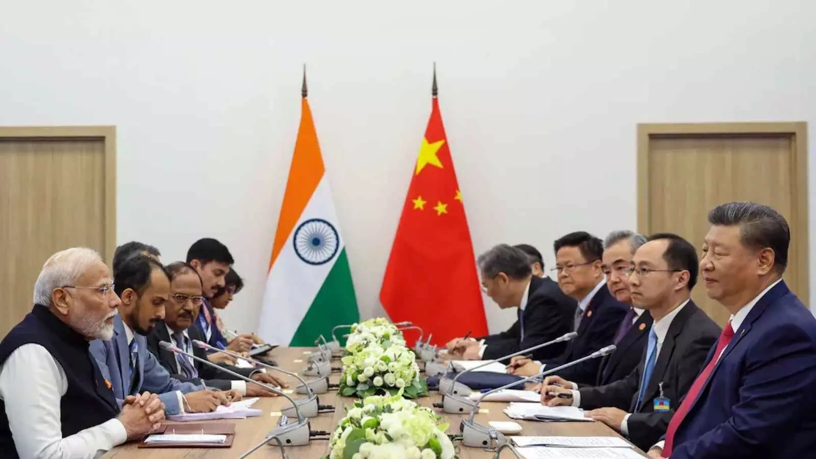 प्रधानमंत्री मोदी और चीन के राष्ट्रपति शी जिनपिंग के बीच दुईपक्षीय वार्ता शुरू
