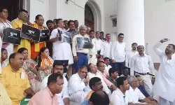 पश्चिम बंगाल विधानसभा में हंगामा, मुख्य सचेतक निलंबित, मार्शलों ने बाहर निकाला