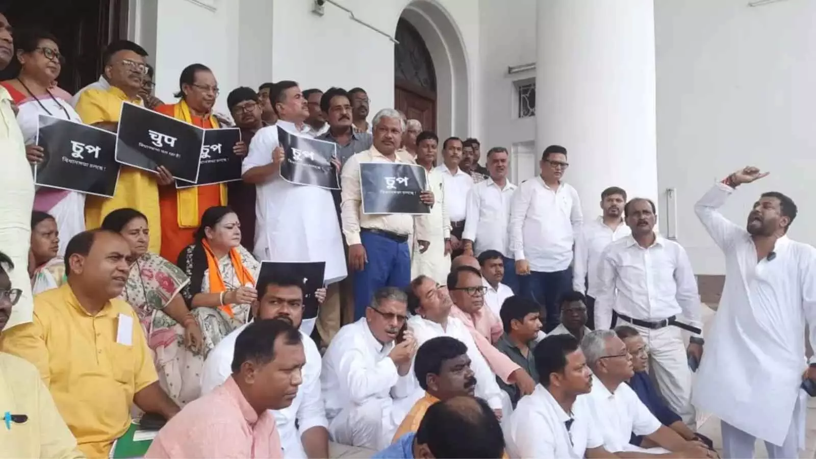 पश्चिम बंगाल विधानसभा में हंगामा, मुख्य सचेतक निलंबित, मार्शलों ने बाहर निकाला पश्चिम बंगाल विधानसभा में हंगामा, मुख्य सचेतक निलंबित, मार्शलों ने बाहर निकाला