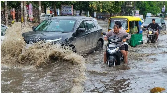 सिर्फ कुछ ही घंटों की बारिश के बाद क्यों डूब जाती है मिलेनियम सिटी गुरुग्राम? सिर्फ कुछ ही घंटों की बारिश के बाद क्यों डूब जाती है मिलेनियम सिटी गुरुग्राम?