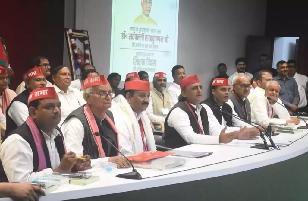 अखिलेश की गाड़ियों के कटे 8 लाख के चालान, कहा- मौजूदा सरकार के बचे हैं महज 493 दिन अखिलेश की गाड़ियों के कटे 8 लाख के चालान, कहा- मौजूदा सरकार के बचे हैं महज 493 दिन
