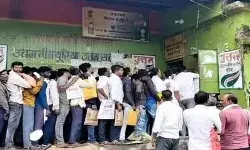 यूपी पंचायत चुनाव से पहले खाद संकट पर बवाल, बीजेपी की बढ़ सकती हैं मुश्किलें!