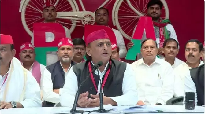 अखिलेश-डिंपल के काफिले समेत समाजवादी पार्टी की 36 गाड़ियों का चालान, 8.47 लाख रुपये का जुर्माना