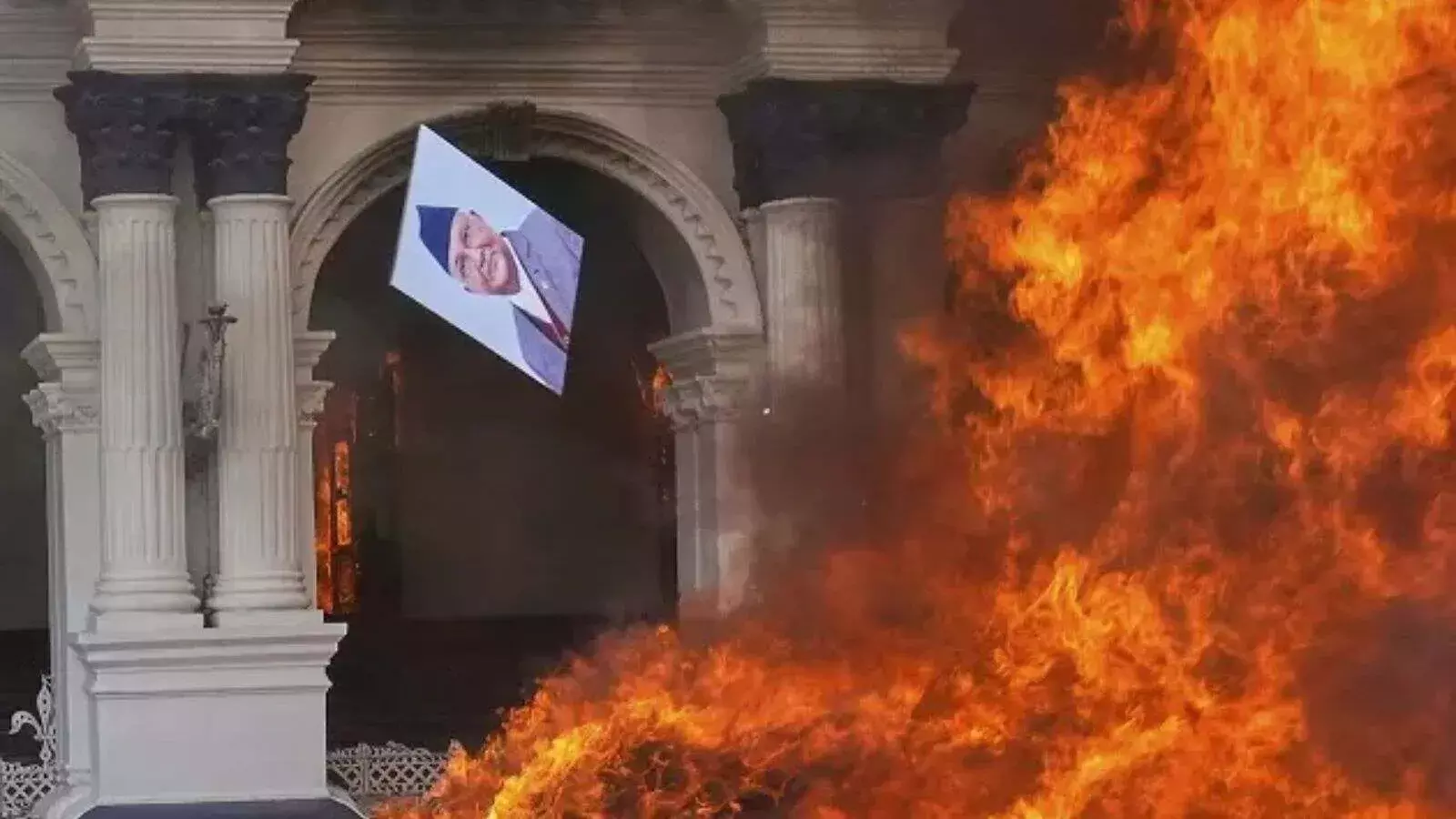 ओली की विदाई ने दोहराया बांग्लादेश का इतिहास, क्या कोई गहरी साजिश है पीछे?