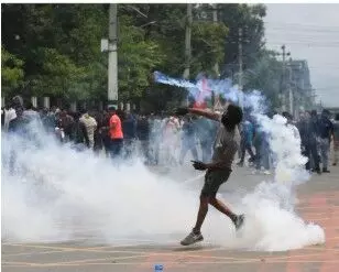 नेपाल में जेन-ज़ी के विरोध प्रदर्शनों में 19 की मौत के बाद सोशल मीडिया बैन हटाया गया नेपाल में जेन-ज़ी के विरोध प्रदर्शनों में 19 की मौत के बाद सोशल मीडिया बैन हटाया गया