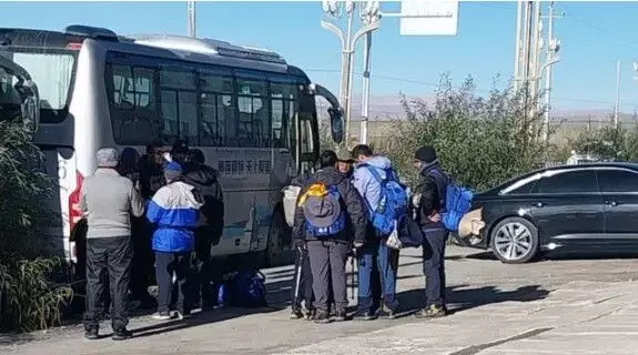 नेपाल संकट के बीच तिब्बत में फंसे सैकड़ों कैलाश मानसरोवर यात्री, वापसी के लिए विदेश मंत्रालय से मदद की गुहार नेपाल संकट के बीच तिब्बत में फंसे सैकड़ों कैलाश मानसरोवर यात्री, वापसी के लिए विदेश मंत्रालय से मदद की गुहार