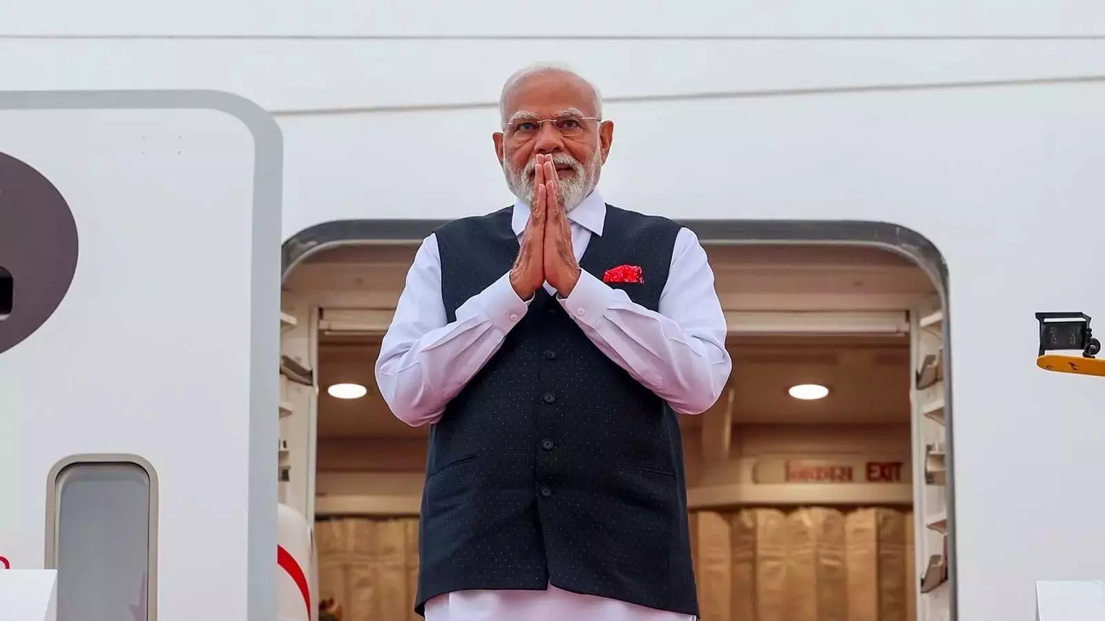 आइजोल पहुंचे पीएम मोदी, मिजोरम-मणिपुर में कई विकास परियोजनाएं का शिलान्यास