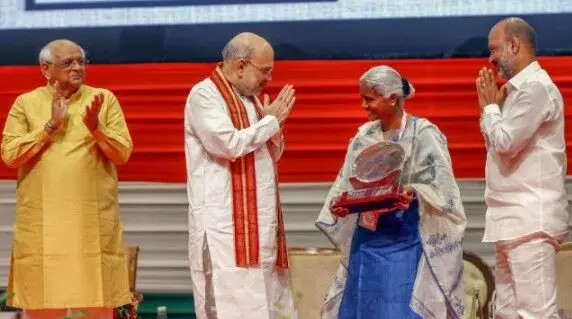 अमित शाह ने फिर की हिंदी की पैरवी, कहा-विज्ञान से लेकर न्यायपालिका और पुलिस की भाषा बने हिंदी अमित शाह ने फिर की हिंदी की पैरवी, कहा-विज्ञान से लेकर न्यायपालिका और पुलिस की भाषा बने हिंदी