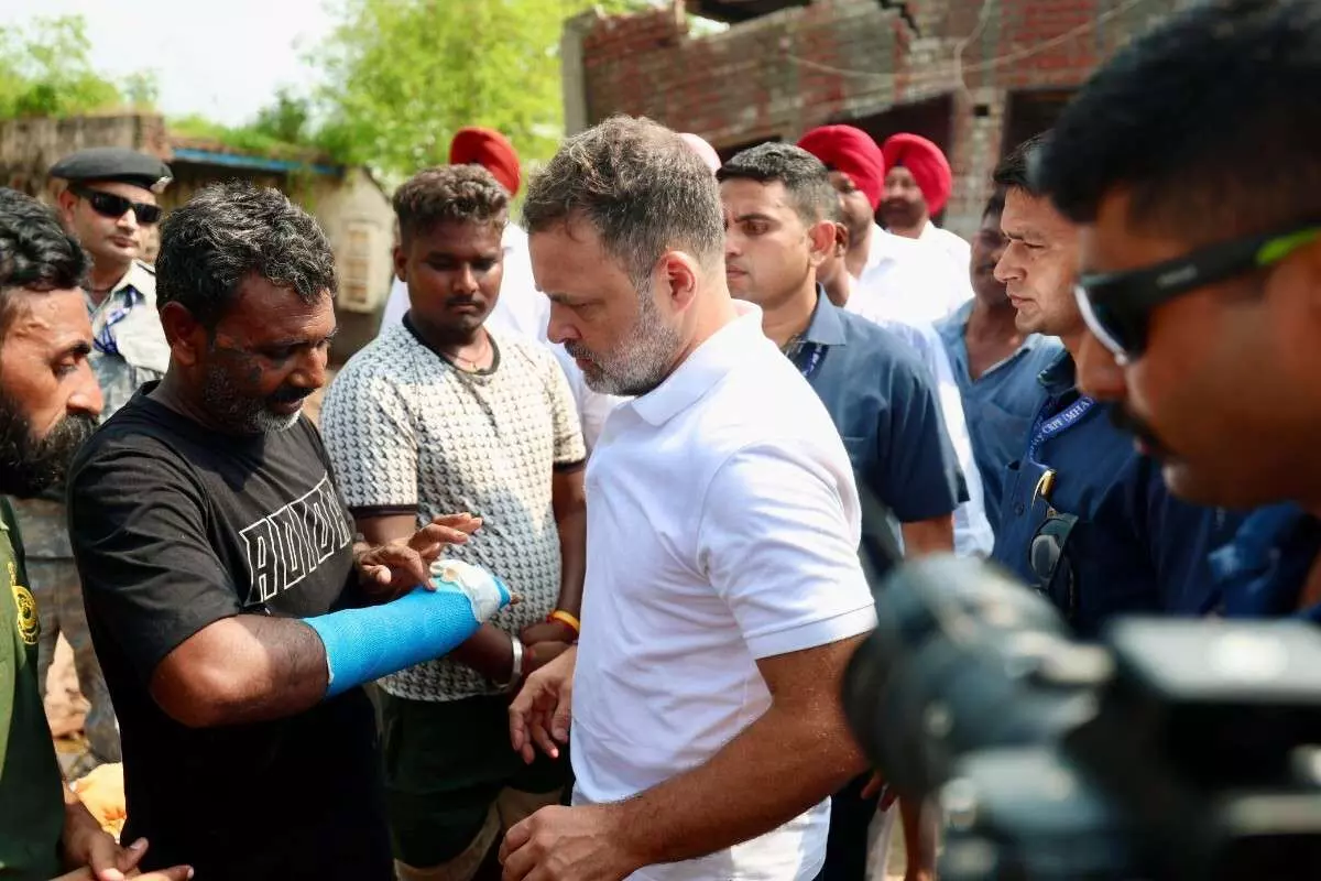 पंजाब में बाढ़ से प्रभावित लोगों से मिले राहुल गांधी, बोले- पीड़ितों को हर संभव मदद दिलाना मेरा संकल्प पंजाब में बाढ़ से प्रभावित लोगों से मिले राहुल गांधी, बोले- पीड़ितों को हर संभव मदद दिलाना मेरा संकल्प