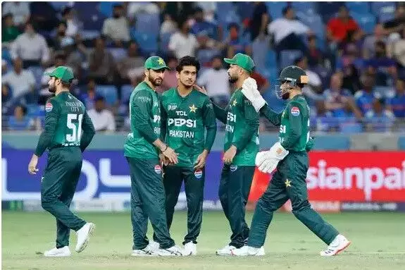 एशिया कप : हाथ न मिलाने के विवाद में हाई ड्रामा, रेफरी एंडी पायकॉफ्ट ने मांगी माफी, एक घंटे देरी से शुरू हुआ मैच