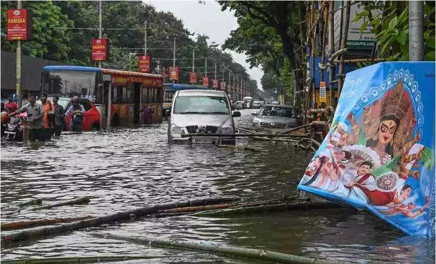 जानलेवा हुई कोलकाता की भारी बारिश और बाढ़, 7 लोगों की मौत, स्कूलों को जल्दी दुर्गा पूजा की छुट्टी दी