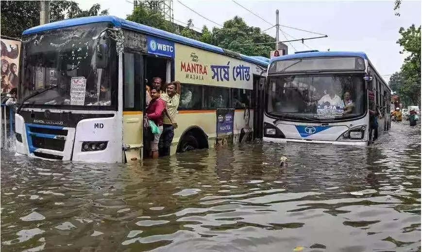 रातभर हुई बारिश और बाढ़ से कोलकाता ठप; 10 की मौत; मौसम विभाग ने दी और बुरी खबर