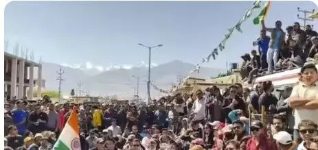 लद्दाख हिंसा में 4 लोगों की मौत, लेह प्रशासन ने प्रोटेस्ट पर लगाई रोक, हिंसा से आहत वांगचुक ने तोड़ा अनशन लद्दाख हिंसा में 4 लोगों की मौत, लेह प्रशासन ने प्रोटेस्ट पर लगाई रोक, हिंसा से आहत वांगचुक ने तोड़ा अनशन
