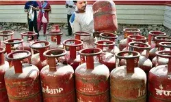 आज से 5 बड़े बदलाव : 19 किलो वाला सिलेंडर ₹16.50 तक महंगा: रिजर्वेशन में आधार जरूरी, UPI से पैसे मांगने की रिक्वेस्ट बंद