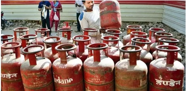 आज से 5 बड़े बदलाव : 19 किलो वाला सिलेंडर ₹16.50 तक महंगा: रिजर्वेशन में आधार जरूरी, UPI से पैसे मांगने की रिक्वेस्ट बंद