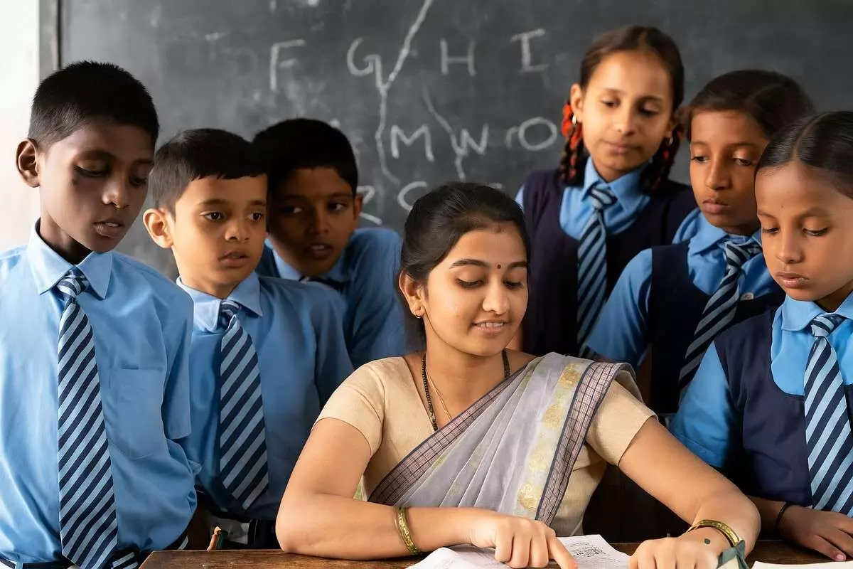 छात्र योजनाएँ, पौधारोपण और रक्तदान से लेकर जनगणना और चुनाव ड्यूटी तक, आखिर शिक्षकों को व्यस्त रखने वाली चीज़ें क्या हैं?