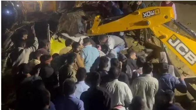 हिमाचल प्रदेश में यात्री बस के ऊपर गिरा पहाड़ का एक हिस्सा, बस में सवार 18 लोगों की मौत