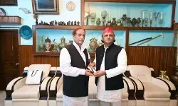 आजम से मिले अखिलेश, बताया पार्टी की धड़कन, बीजेपी पर झूठे मुकदमे लगाने के लगाए आरोप