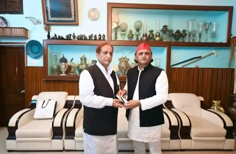 आजम से मिले अखिलेश, बताया पार्टी की धड़कन, बीजेपी पर झूठे मुकदमे लगाने के लगाए आरोप