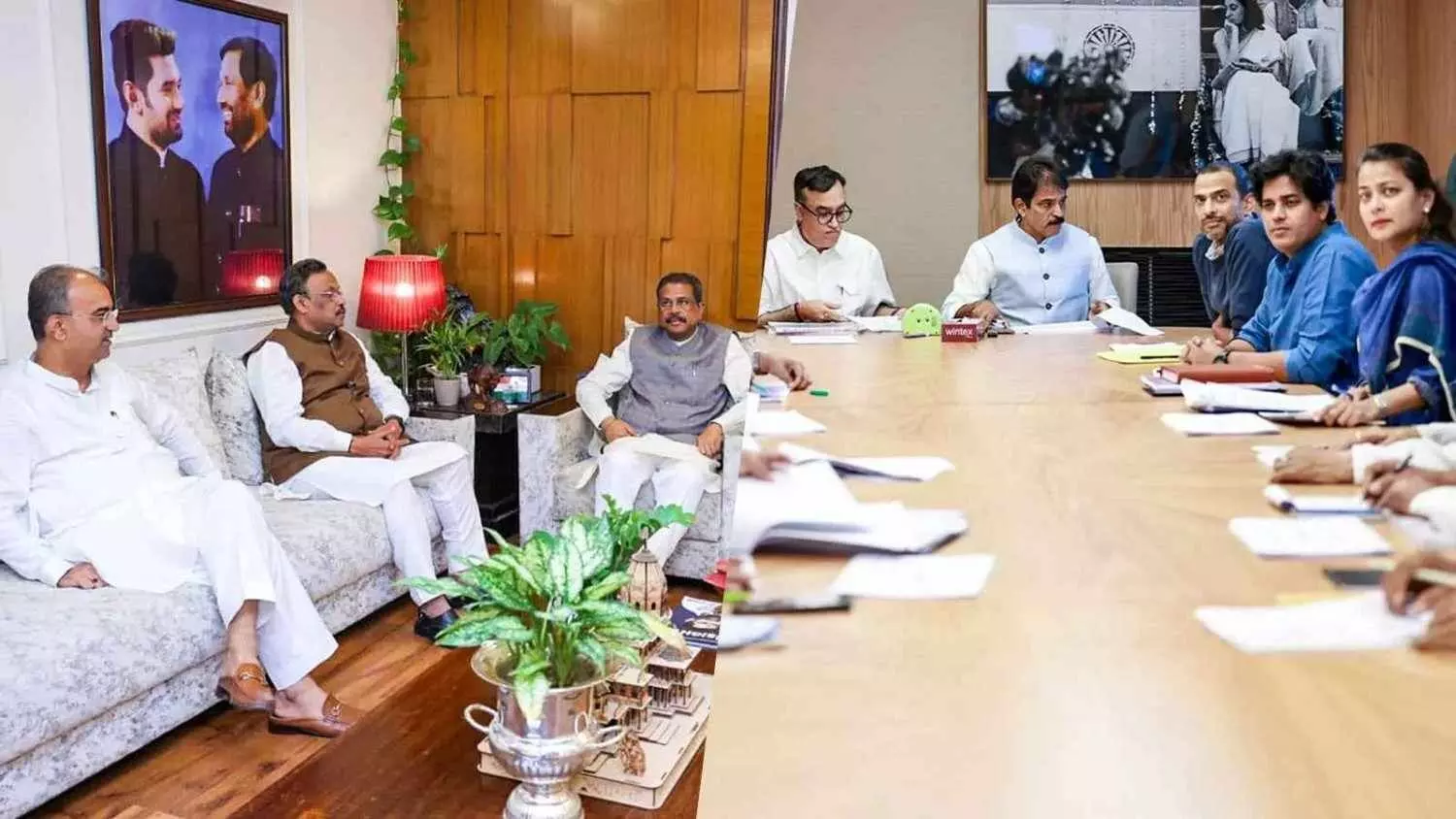 बिहार चुनाव : जंग से पहले अंतरद्वन्द ! एनडीए और आईएनडीआईए में सीट बंटवारे पर माथापच्ची बिहार चुनाव : जंग से पहले अंतरद्वन्द ! एनडीए और आईएनडीआईए में सीट बंटवारे पर माथापच्ची