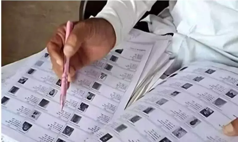 पश्चिम बंगाल में SIR की तैयारी: निर्वाचन आयोग सतर्क, बिहार के अनुभव से ले रहा सबक पश्चिम बंगाल में SIR की तैयारी: निर्वाचन आयोग सतर्क, बिहार के अनुभव से ले रहा सबक