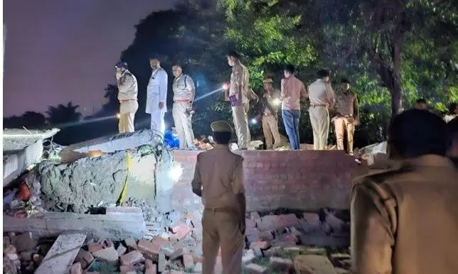 अयोध्या में विस्फोट से गिरा एक मकान, 5 लोगों की मौत, सिलेंडर से धमाके का शक अयोध्या में विस्फोट से गिरा एक मकान, 5 लोगों की मौत, सिलेंडर से धमाके का शक