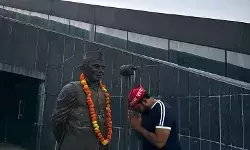 जेपी की मूर्ति पर माल्यार्पण, रोक के बावजूद पहुंचे छात्र; अखिलेश नहीं पहुंचे सेंटर