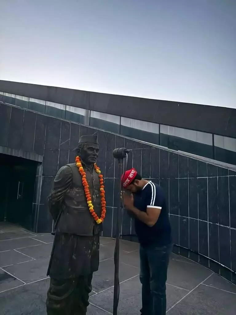 जेपी की मूर्ति पर माल्यार्पण, रोक के बावजूद पहुंचे छात्र; अखिलेश नहीं पहुंचे सेंटर