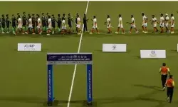 क्रिकेट में नहीं हुए हैंडशेक, लेकिन हॉकी में भारत-पाक खिलाड़ियों में हाई-फाइव का आदान-प्रदान