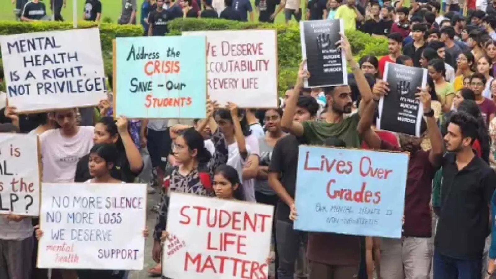 IIT और IIM: शिक्षा के मंदिर या मानसिक दबाव के केंद्र? IIT और IIM: शिक्षा के मंदिर या मानसिक दबाव के केंद्र?