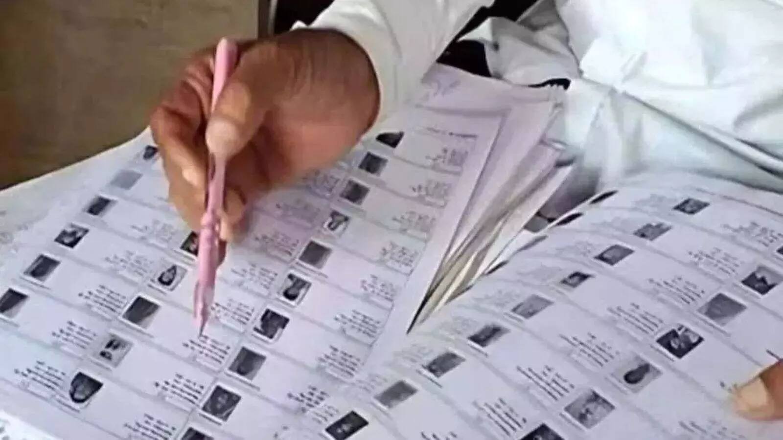 बिहार में वोटर लिस्ट में गड़बड़ी! SC ने दिया EC को सुधार का निर्देश बिहार में वोटर लिस्ट में गड़बड़ी! SC ने दिया EC को सुधार का निर्देश