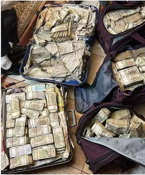 पंजाब के डीआईजी भुल्लर के घर पर CBI छापा, रिश्वत मामले में ₹5 करोड़ नकद, सोना और ऑडी जब्त पंजाब के डीआईजी भुल्लर के घर पर CBI छापा, रिश्वत मामले में ₹5 करोड़ नकद, सोना और ऑडी जब्त